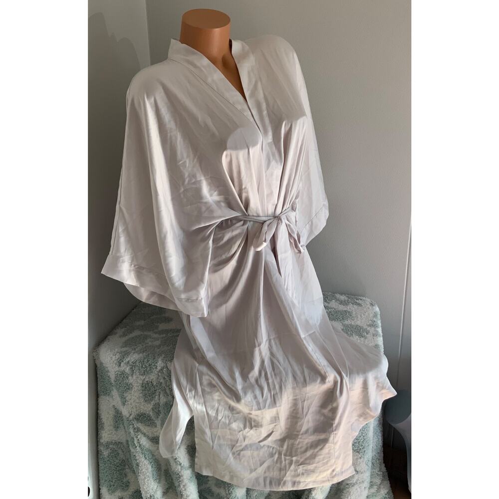 Victorias Secret Satin Robe 3/4 Length Very Light Gray sz XS/S - Picture 2 of 3